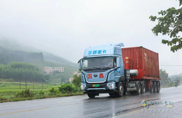 宇通重卡在全國(guó)首條長(zhǎng)距離電動(dòng)重卡線路成功運(yùn)營(yíng)！