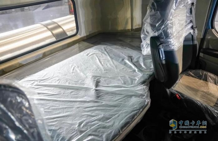 乘龍H7 Pro 6x2載貨車：當(dāng)“貨運(yùn)能手”遇上隱形坑，輕松操控，一路省心無負(fù)擔(dān)！