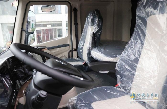 LNG牽引車選哪款？更輕更省更好的乘龍H5V LNG不容錯(cuò)過