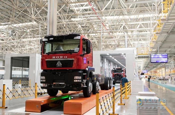 中國重汽智能工廠：“新勞模”領(lǐng)航，智造引擎全速驅(qū)動！