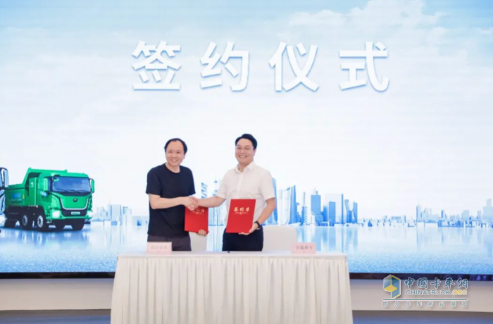 現(xiàn)場簽約超百臺(tái)！宇通重卡全系新品亮相南京