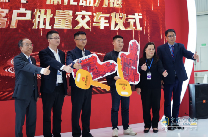 燃氣一體化動力鏈車交付 重磅產(chǎn)品齊亮相 東風康明斯武漢車展大展風采
