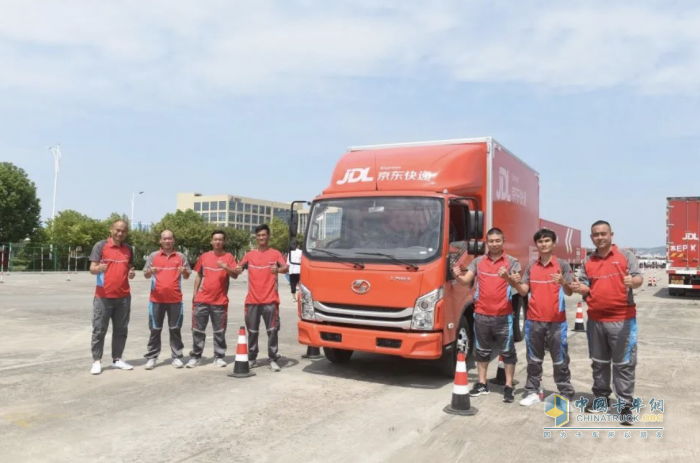 上汽輕卡超越C300系列 助力京東物流高效安全運輸 提升駕駛員作業(yè)效率