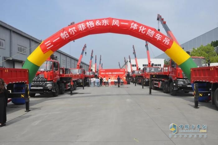 東風(fēng)商用車：強(qiáng)強(qiáng)聯(lián)合 更進(jìn)一步 15輛隨車吊交付大客戶