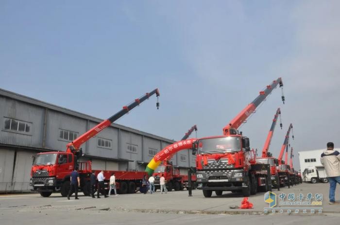 東風(fēng)商用車：強(qiáng)強(qiáng)聯(lián)合 更進(jìn)一步 15輛隨車吊交付大客戶