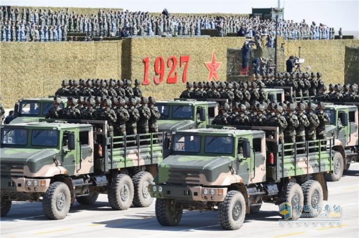 解放軍車，在天安門廣場成功受閱！