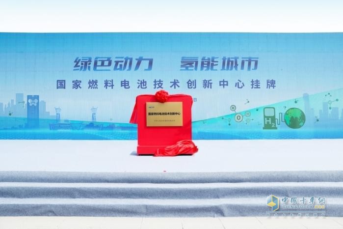 2023年3月8日，是習(xí)近平總書(shū)記對(duì)濰柴集團(tuán)發(fā)展作出重要指示五周年，當(dāng)天上午9點(diǎn)，濰柴集團(tuán)召開(kāi)“心無(wú)旁騖攻主業(yè)建設(shè)世界一流強(qiáng)企”千人專(zhuān)題會(huì)議，重溫總書(shū)記重要指示，號(hào)召全體員工牢記囑托，堅(jiān)定不移沿著總書(shū)記指引的道路前行，奮力書(shū)寫(xiě)更加亮麗的“新答卷”。