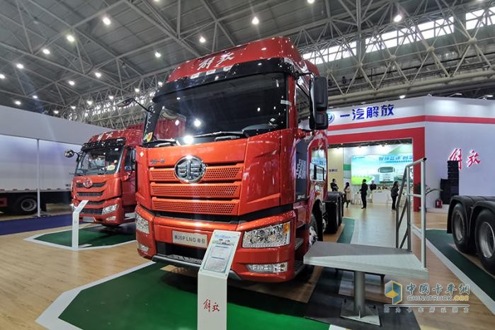 解放J6P經(jīng)典版LNG牽引車(chē)低自重、低氣耗，廣大卡友的不二選擇