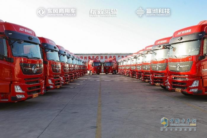 行業(yè)首批百臺級智能駕駛重卡交付！東風商用車再創(chuàng)干線物流新標桿