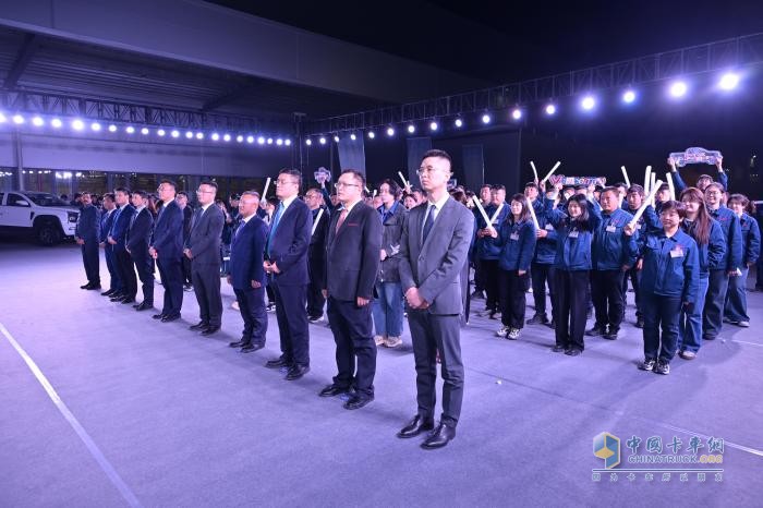 中國重汽集團(tuán)500臺(tái)皮卡出口南美首批交車儀式