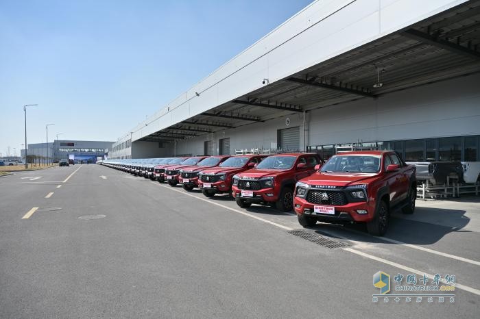 中國重汽集團(tuán)500臺(tái)皮卡出口南美首批交車儀式