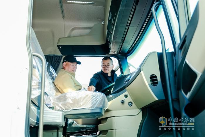 大電量賦能全場景運(yùn)營，歐曼星翼600kWh純電牽引車煥新助力