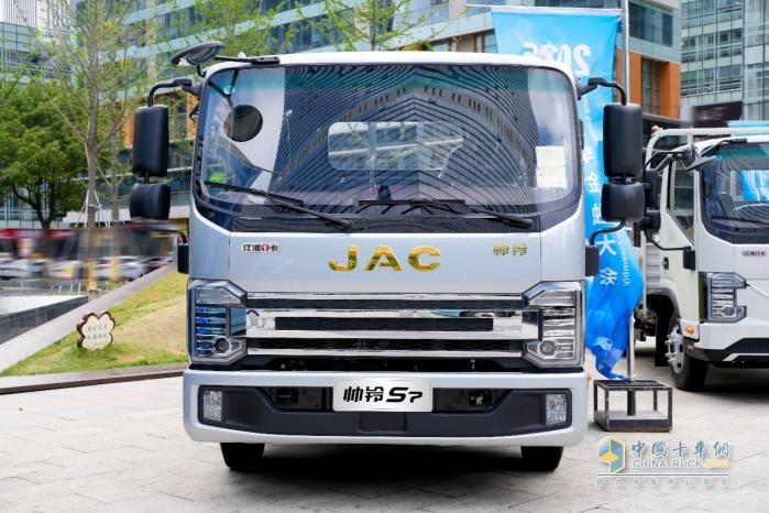 江淮1卡閃耀2025商用車金融大會，品牌勢能再升級