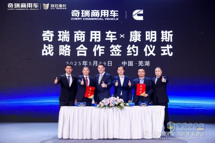 百臺(tái)交付 鋒芒新生！奇瑞商用車?guó)P凰系列超級(jí)重卡全球首發(fā)