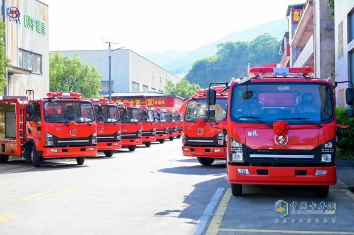 陜汽德龍輕卡批量交付龍巖市應(yīng)急局 強(qiáng)勁動(dòng)力+高效傳動(dòng)賦能救援效率