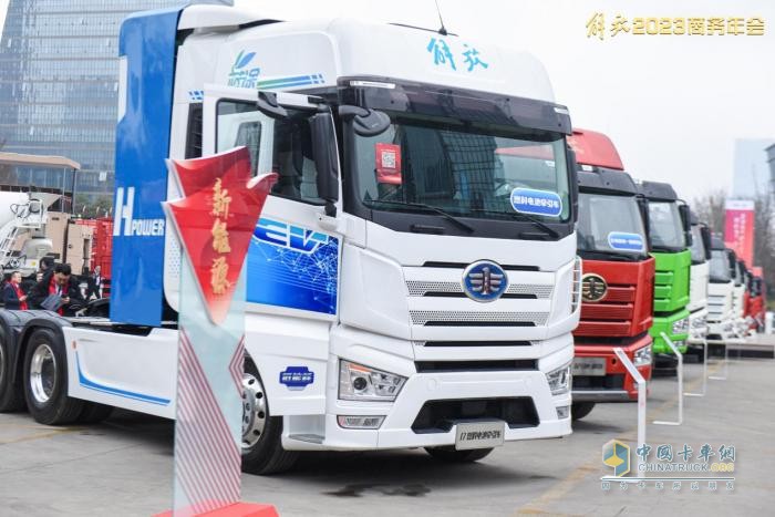 以25.7%的終端份額引領(lǐng)市場(chǎng)，以27.9萬(wàn)輛確?！半p第一” 一汽解放亮劍2023！