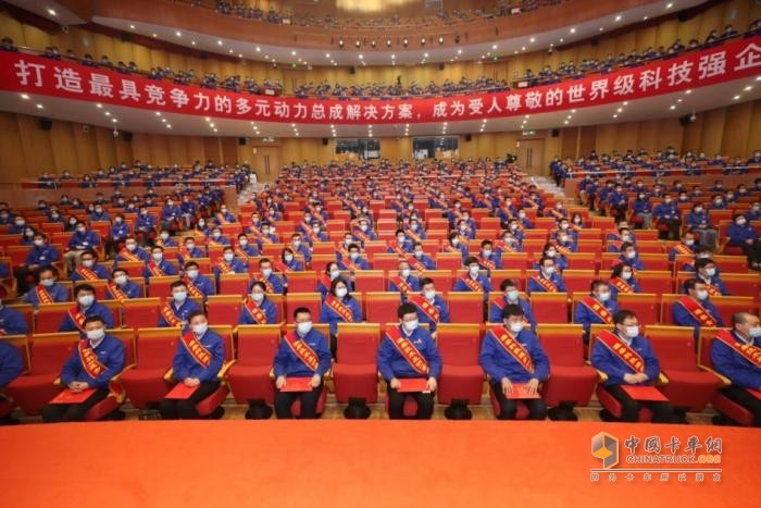 2023年3月8日，是習(xí)近平總書(shū)記對(duì)濰柴集團(tuán)發(fā)展作出重要指示五周年，當(dāng)天上午9點(diǎn)，濰柴集團(tuán)召開(kāi)“心無(wú)旁騖攻主業(yè)建設(shè)世界一流強(qiáng)企”千人專(zhuān)題會(huì)議，重溫總書(shū)記重要指示，號(hào)召全體員工牢記囑托，堅(jiān)定不移沿著總書(shū)記指引的道路前行，奮力書(shū)寫(xiě)更加亮麗的“新答卷”。