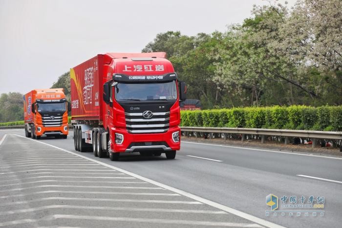 上汽紅巖高速標(biāo)載牽引車媒體長測車隊順利抵達(dá)深圳