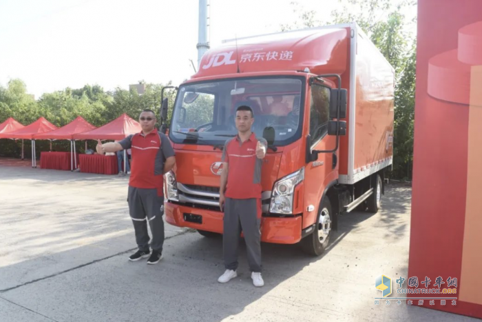 上汽輕卡超越C300系列 助力京東物流高效安全運輸 提升駕駛員作業(yè)效率