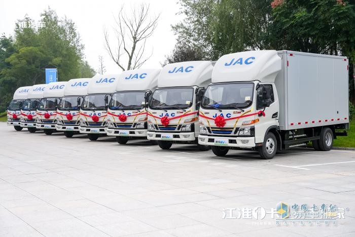 200輛新能源輕卡交付易豐搬家，江淮1卡賦能搬家行業(yè)綠色發(fā)展！