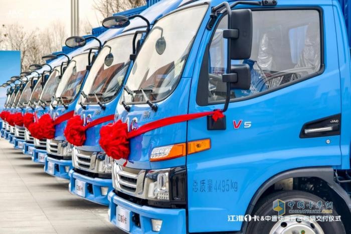 喜迎“開(kāi)門(mén)紅” 百臺(tái)江淮1卡“快遞1號(hào)”車(chē)輛交付中通 共建高效物流新生態(tài)