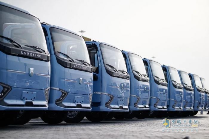 首批20臺(tái)電車交付柬埔寨客戶！濰柴新能源商用車與大象集團(tuán)打響合力出海戰(zhàn)略“第一槍”