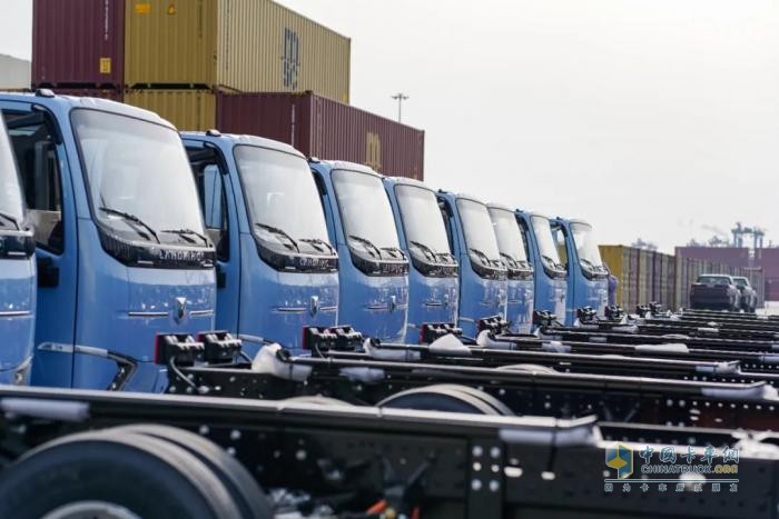 首批20臺(tái)電車交付柬埔寨客戶！濰柴新能源商用車與大象集團(tuán)打響合力出海戰(zhàn)略“第一槍”