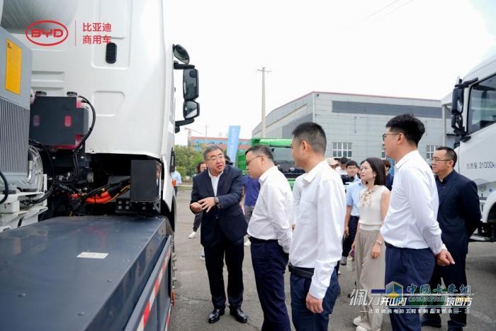 更靈活更高效！比亞迪純電動三軸工程車首次亮相