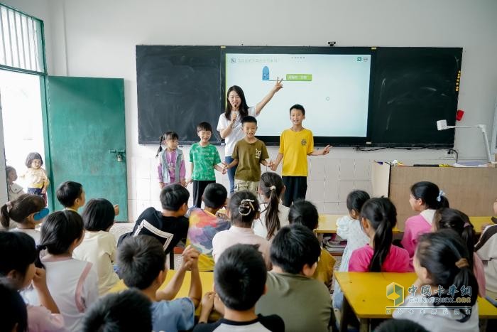 沃爾沃卡車“點亮未來計劃”：科技星火，燃亮湖南少年科技夢
