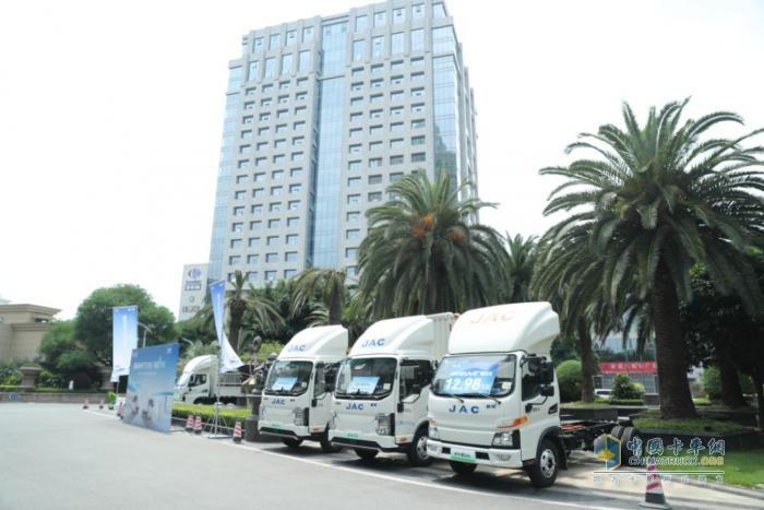 江淮1卡帥鈴EV5成都上市！以“威武”之姿，助力城配物流平穩(wěn)“油換電”