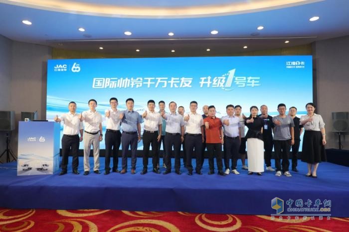 江淮1卡帥鈴EV5成都上市！以“威武”之姿，助力城配物流平穩(wěn)“油換電”