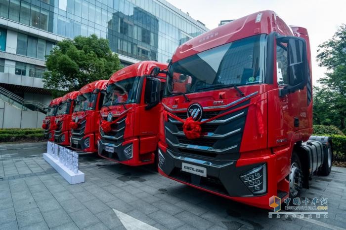 雙城上市，簽單356臺!歐曼星翼港口牽引車多重優(yōu)勢強化港口運輸效益