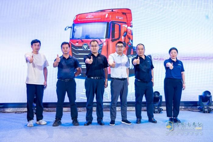 雙城上市，簽單356臺!歐曼星翼港口牽引車多重優(yōu)勢強化港口運輸效益