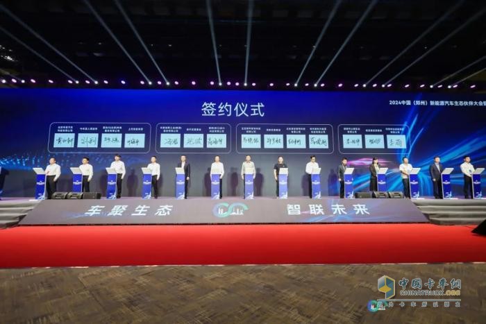 直擊鄭州新能源汽車生態(tài)伙伴大會(huì)：宇通環(huán)衛(wèi)自動(dòng)駕駛洗掃車實(shí)力“吸睛”！