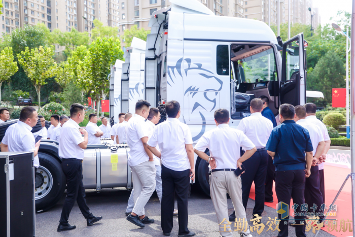 全勤高效 一路領(lǐng)航 中國(guó)重汽汕德卡，跨境運(yùn)輸最強(qiáng)引擎