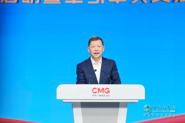 中國(guó)紅 乘東風(fēng)！東風(fēng)天龍GX榮耀交付中央廣播電視總臺(tái)