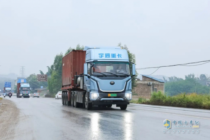 宇通重卡在全國(guó)首條長(zhǎng)距離電動(dòng)重卡線路成功運(yùn)營(yíng)！