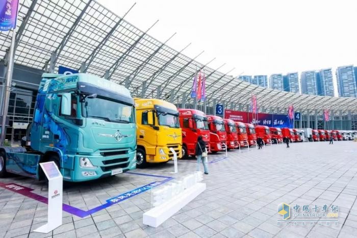 燃動(dòng)未來(lái)！東風(fēng)商用車(chē)2025合作伙伴大會(huì)，龍擎動(dòng)力“鏈”接精彩