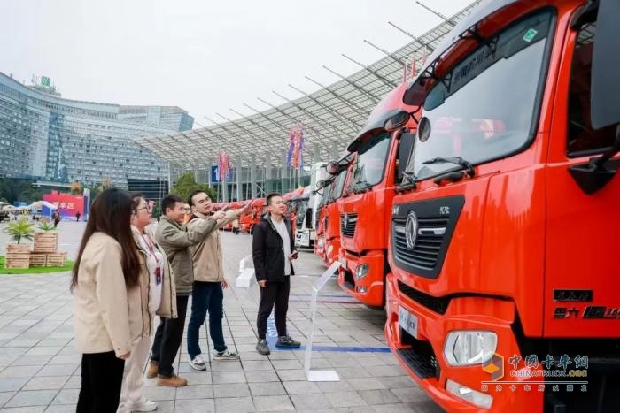燃動(dòng)未來(lái)！東風(fēng)商用車(chē)2025合作伙伴大會(huì)，龍擎動(dòng)力“鏈”接精彩
