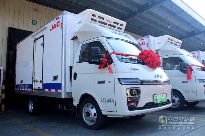 空間成就自由，長航無懼遠方！首批8臺愷達U7冷藏車順利交付