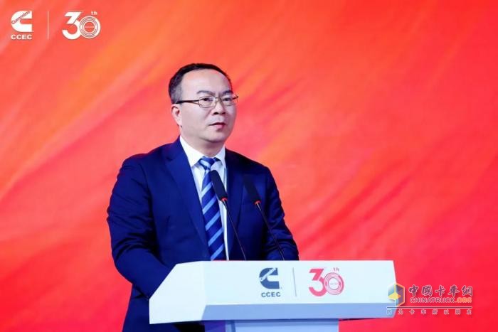 重慶康明斯30周年喜迎第33萬臺(tái)發(fā)動(dòng)機(jī)下線，多燃料平臺(tái)19L甲醇產(chǎn)品同步亮相