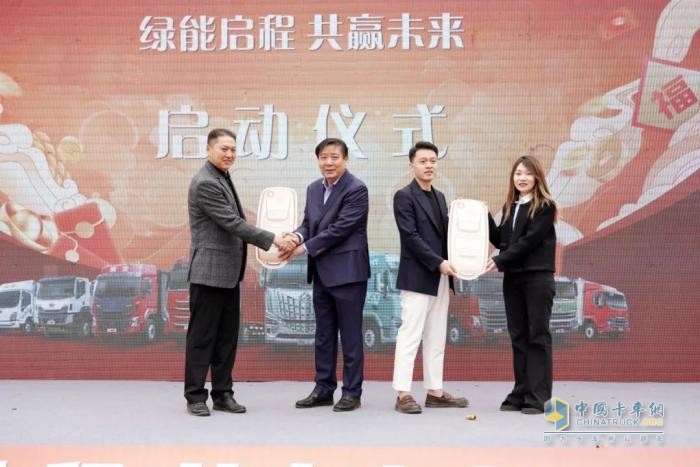 戰(zhàn)略合作再升級！60臺乘龍新能源重卡交付山西大客戶