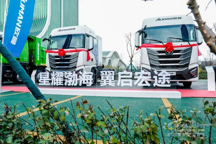 大電量賦能全場景運(yùn)營，歐曼星翼600kWh純電牽引車煥新助力
