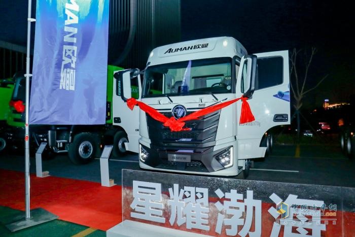 大電量賦能全場景運(yùn)營，歐曼星翼600kWh純電牽引車煥新助力