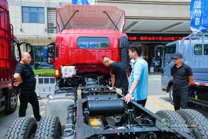 全新駿鈴A9登陸武漢 “5A標(biāo)準(zhǔn)”重新定義高端輕卡