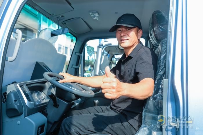 全新駿鈴A9登陸武漢 “5A標(biāo)準(zhǔn)”重新定義高端輕卡