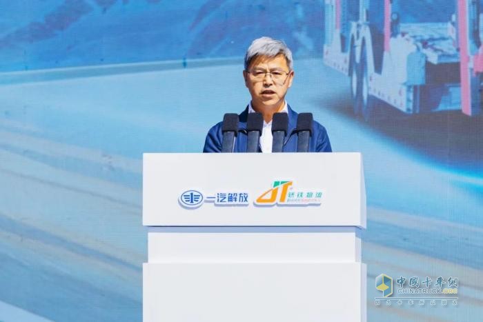 200臺(tái)悍V中置軸轎運(yùn)車交車！一汽解放與轎鐵物流戰(zhàn)略合作簽約儀式成功舉行