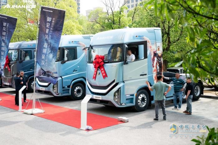 2025年5月13日，以“御見銀河智領(lǐng)吳漢”為主題的歐曼銀河百城千店江蘇區(qū)域上市活動在徐州舉行。此次活動，智慧高效且性能卓越的歐曼銀河重卡再次以出色的表現(xiàn)贏得廣大嘉賓盛贊，現(xiàn)場斬獲103臺訂單，充分展示其強大的市場吸引力。