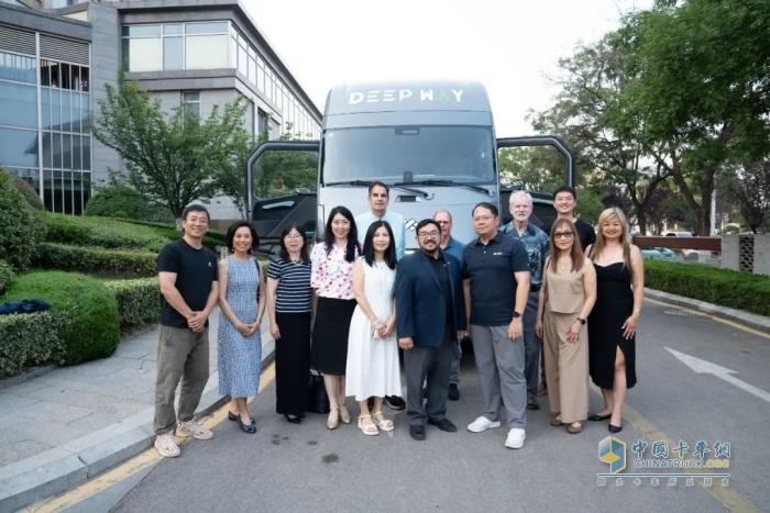 DeepWay深向受邀與美國(guó)加州薩克拉門托市代表團(tuán)舉行會(huì)談，共話全球化發(fā)展新機(jī)遇