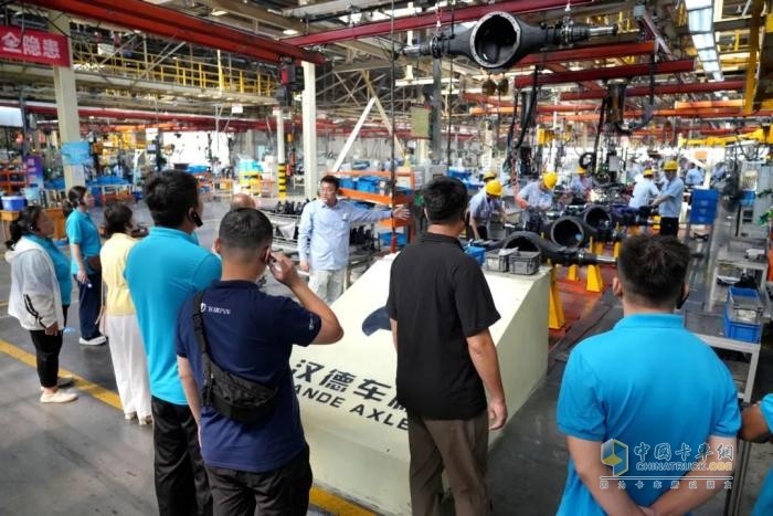 飛碟征途車(chē)友會(huì)走進(jìn)漢德車(chē)橋  見(jiàn)證匠心精品！